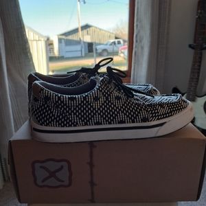 Twisted X Black/White Kicks